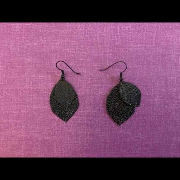 Leaf earrings 🖤 - Picture 2 of 2